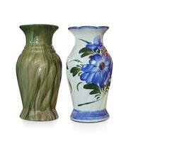 de face vue deux céramique vase, vert marbre vase, blanc et bleu vase sur blanc arrière-plan, décor, rétro, ancien, copie espace photo