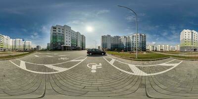 360 hdri panorama vue avec grattes ciels dans Nouveau moderne Résidentiel complexe sur parking pour gens avec handicapées dans équirectangulaire sphérique projection, prêt vr virtuel réalité contenu photo