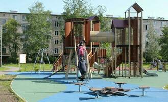 st Pétersbourg Russie - 06 08 2023 non identifié les enfants sont content à jouer le terrain de jeux dans Saint-Pétersbourg Russie. les enfants jouer zone - jouets Extérieur - enfants Cour de récréation. photo