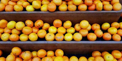 Frais Orange sur marron en bois étagère pour vente à biologique fruit marché ou supermarché. récolte, régime nourriture et agriculture produit concept photo