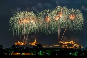 célébration de feux d'artifice dans le ciel sombre photo