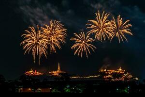 célébration de feux d'artifice dans le ciel sombre photo