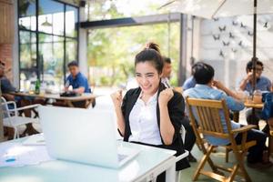 Jeune femme d'affaires occupée travaillant dans un café en plein air photo