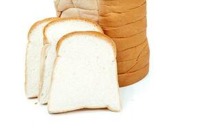 tranché pain nourriture sur une blanc Contexte photo