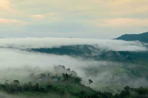 Montagne paysage avec brouillard de phetchabun, Thaïlande photo