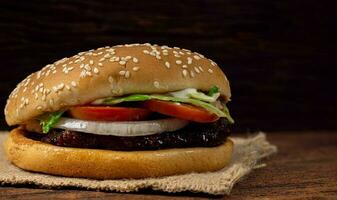 Hamburger Viande et des légumes sur en bois Contexte photo