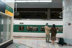 Tokyo, Japon - avril dix, 2023 e5 séries shinkansen sur une yamabiko un service à sendai à ueno gare. photo