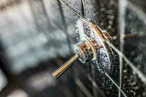 fermer de moderne noir douche une baignoire avec chrome soupape ou robinet dans salle de bains dans modèle maison, appartement ou loger, carrelage. l'eau gouttelettes sur douche mur photo