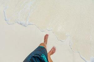 blanc sablonneux pieds avec vagues sur le plage, Haut voir. été vacances et vacances concept de Voyage et tourisme. incroyable été ambiance et vibrations, plage photo