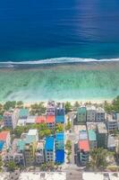 Masculin ville, Maldives. maldivien Capitale de au-dessus de. aérien paysage avec littoral et coloré appartement bâtiments photo