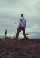 Homme trekking dans la montagne à bilbao espagne photo