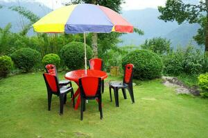 séance arrangement avec chaise et table à le Haut vue point de Montagne village poumon avec vert herbe photo