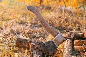 bois de chauffage et hache en bois photo