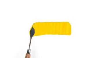 Un couteau à palette de peinture isolé sur fond blanc avec jaune