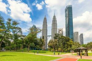 pétronas double tours, le le plus haut bâtiments dans Kuala lumpur, Malaisie et le le plus haut double tours dans le monde. construction commencé sur 1 Mars 1993 et terminé sur 31 août 1999. photo
