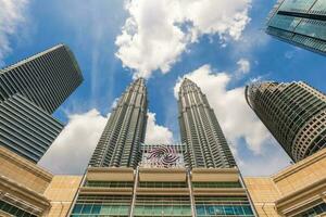 pétronas double tours, le le plus haut bâtiments dans Kuala lumpur, Malaisie et le le plus haut double tours dans le monde. construction commencé sur 1 Mars 1993 et terminé sur 31 août 1999. photo