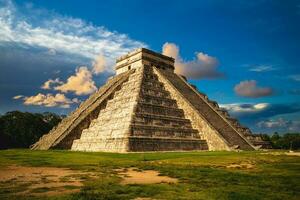 el castillo, temple de kukulcan, chichen itza, mexique photo