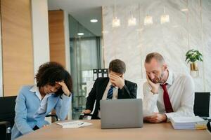 équipe en pensant de problème Solution à Bureau réunion, triste diverse affaires gens groupe sous le choc par mal nouvelles, dérangé collègues photo