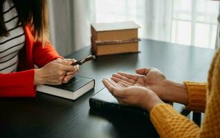 les chrétiens sont fidèles joindre mains à prier et chercher le bénédictions de Dieu, le saint L'étude de la bible le mot de Dieu photo