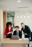 l'équipe créative de jeunes entreprises réfléchit à la planification de discussions tout en étant assis dans une entreprise créative discutant du travail au bureau photo