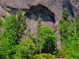 roche de loup près de la rivière bleue ou photo