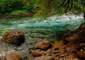 ruisseau émeraude la chaîne de cascades du fleuve mckenzie près du lac clear ou photo