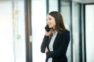 concept de femme qui travaille une femme gestionnaire assistant à une vidéoconférence et tenant une tablette, un smatrphone et une tasse de café au bureau photo