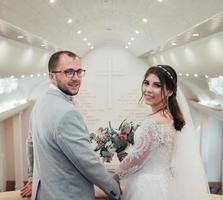 photographie de mariage des émotions de la mariée et du marié dans différents endroits photo
