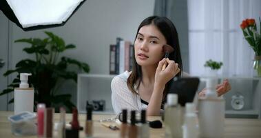 magnifique Jeune asiatique femme blogueur spectacles Comment à faire en haut produits de beauté à Accueil photo