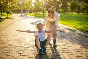 mère et fils en jouant dans le parc photo