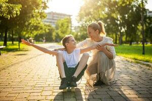 mère et fils en jouant dans le parc photo