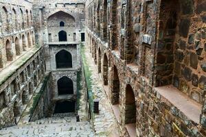 agrasen ki baoli - étape bien située au milieu de connaught placé new delhi inde, ancienne construction archéologique ancienne photo