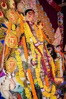déesse durga avec un look traditionnel en vue rapprochée à une durga puja de kolkata du sud, idole de durga puja, un plus grand festival hindou de navratri en inde photo