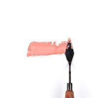 Un couteau à palette de peinture isolé sur fond blanc avec rose