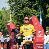 Nouveau Delhi, Inde - avril 16 2023 - védanta delhi moitié marathon course après convoitise dans lequel marathon les participants à propos à traverser le terminer doubler, delhi moitié marathon 2022 photo