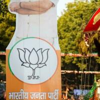 Nouveau Delhi, Inde - mai 16 2023 - bharatiya janata fête drapeau de Indien politique faire la fête, bjp bhartiya Janta fête drapeau agitant pendant pm route spectacle dans Delhi, Inde photo