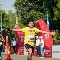 Nouveau Delhi, Inde - avril 16 2023 - védanta delhi moitié marathon course après convoitise dans lequel marathon les participants à propos à traverser le terminer doubler, delhi moitié marathon 2022 photo