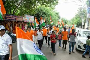 Delhi, Inde -15 mai 2023 - grand groupe de gens pendant gros tiranga yatra organisé comme partie de le azadi ka amrit mahotsav à célébrer le 76 anniversaire de l'Inde indépendance, Indien drapeau Mars photo