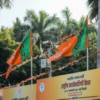 Nouveau Delhi, Inde - mai 16 2023 - bharatiya janata fête drapeau de Indien politique faire la fête, bjp bhartiya Janta fête drapeau agitant pendant pm route spectacle dans Delhi, Inde photo