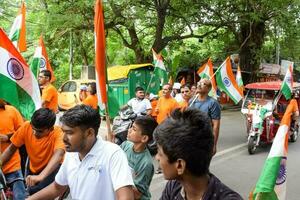 Delhi, Inde -15 mai 2023 - grand groupe de gens pendant gros tiranga yatra organisé comme partie de le azadi ka amrit mahotsav à célébrer le 76 anniversaire de l'Inde indépendance, Indien drapeau Mars photo