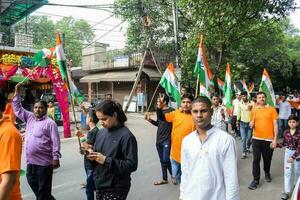 Delhi, Inde -15 mai 2023 - grand groupe de gens pendant gros tiranga yatra organisé comme partie de le azadi ka amrit mahotsav à célébrer le 76 anniversaire de l'Inde indépendance, Indien drapeau Mars photo