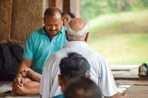 Nouveau Delhi, Inde, mai 31 2023 - groupe yoga exercice classe pour gens de différent âge dans lodhi jardin, international yoga jour, gros groupe de adultes assister une yoga classe dans parc photo