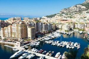 montecarlo, monaco - vue panoramique sur le port de fontvielle avec ciel bleu et mer photo