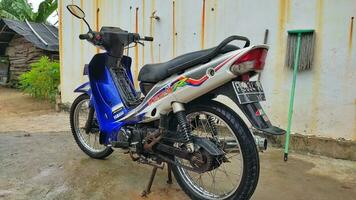 lampung, Indonésie- mai 14, 2022 - vieux moto, vega r marque. photo