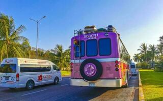 playa del Carmen quintana roo Mexique 2023 coloré rose Jaune vert xcaret autobus playa del Carmen Mexique. photo