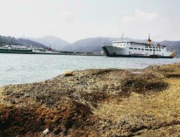 Merak, Indonésie dans avril 2018. nombreuses navires étaient ancré sur le faubourgs de le petit Merak île. photo