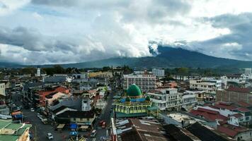 aérien vue de cette pont a une longueur de 90 mètres et largeur de 3.8 mètres de liaison le forteresse de fort de frapper et bukittinggi zoo. limpapeh pont. bukittinggi, Indonésie, janvier 25, 2023 photo