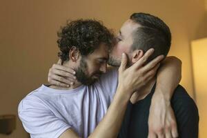 deux Jeune homme lgbtq gay couple sortir ensemble dans l'amour étreindre profiter intime soumissionner sensuel moment ensemble embrasser avec yeux fermé photo
