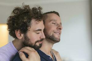 portrait de insouciant gay couple à l'intérieur. content gay couple dépenses temps ensemble photo