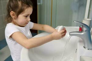 mains hygiène et virus les infections la prévention. charmant peu enfant fille, la lessive mains avec savon bar à Accueil salle de bains photo